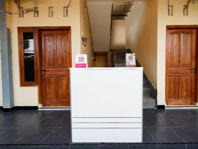 Super Oyo Capital O 2258 Santana Syariah Guest House 카르토수로 외부 사진