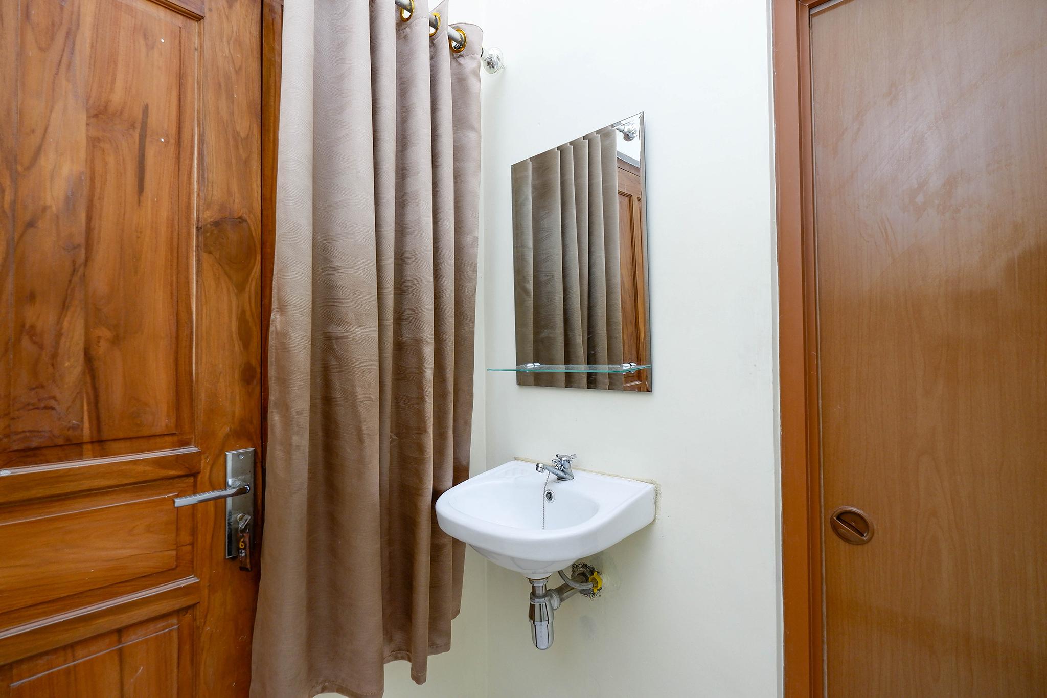Super Oyo Capital O 2258 Santana Syariah Guest House 카르토수로 외부 사진