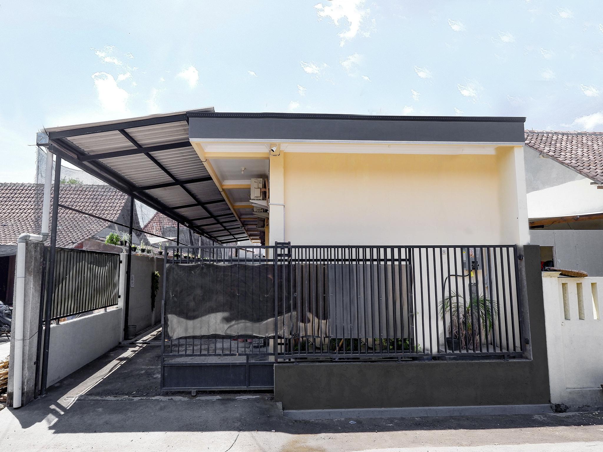 Super Oyo Capital O 2258 Santana Syariah Guest House 카르토수로 외부 사진