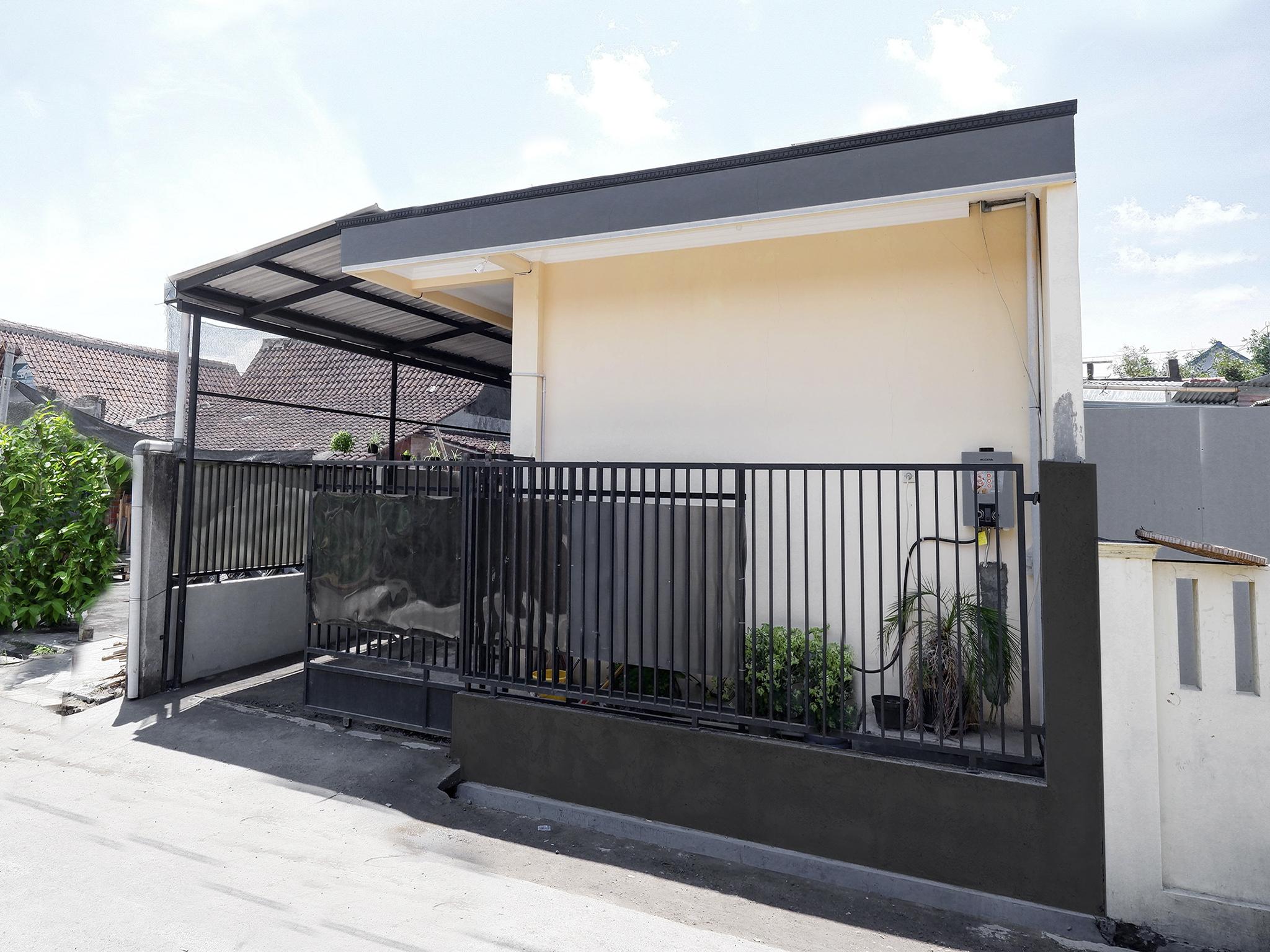 Super Oyo Capital O 2258 Santana Syariah Guest House 카르토수로 외부 사진