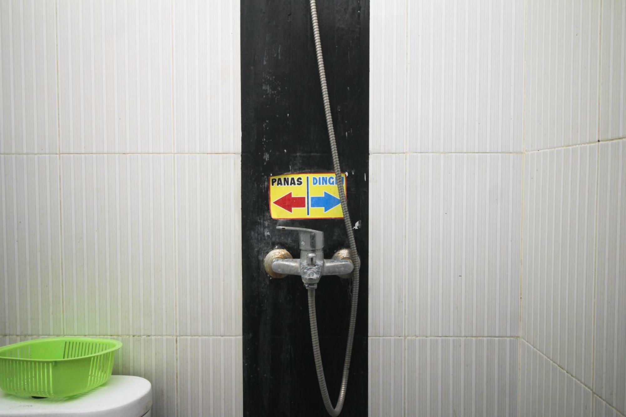 Super Oyo Capital O 2258 Santana Syariah Guest House 카르토수로 외부 사진