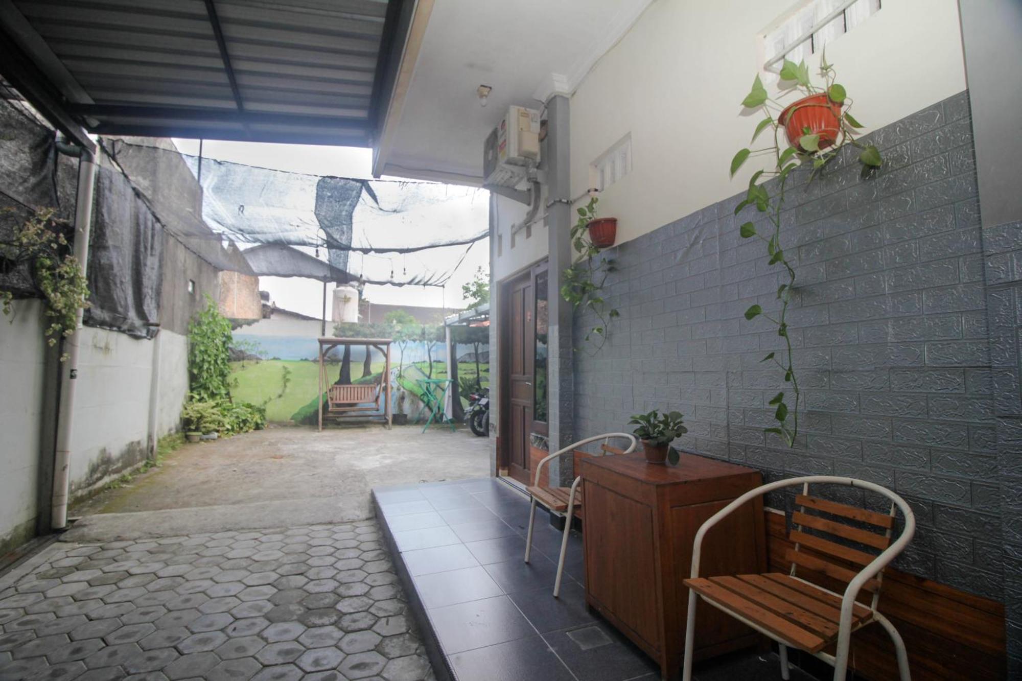 Super Oyo Capital O 2258 Santana Syariah Guest House 카르토수로 외부 사진