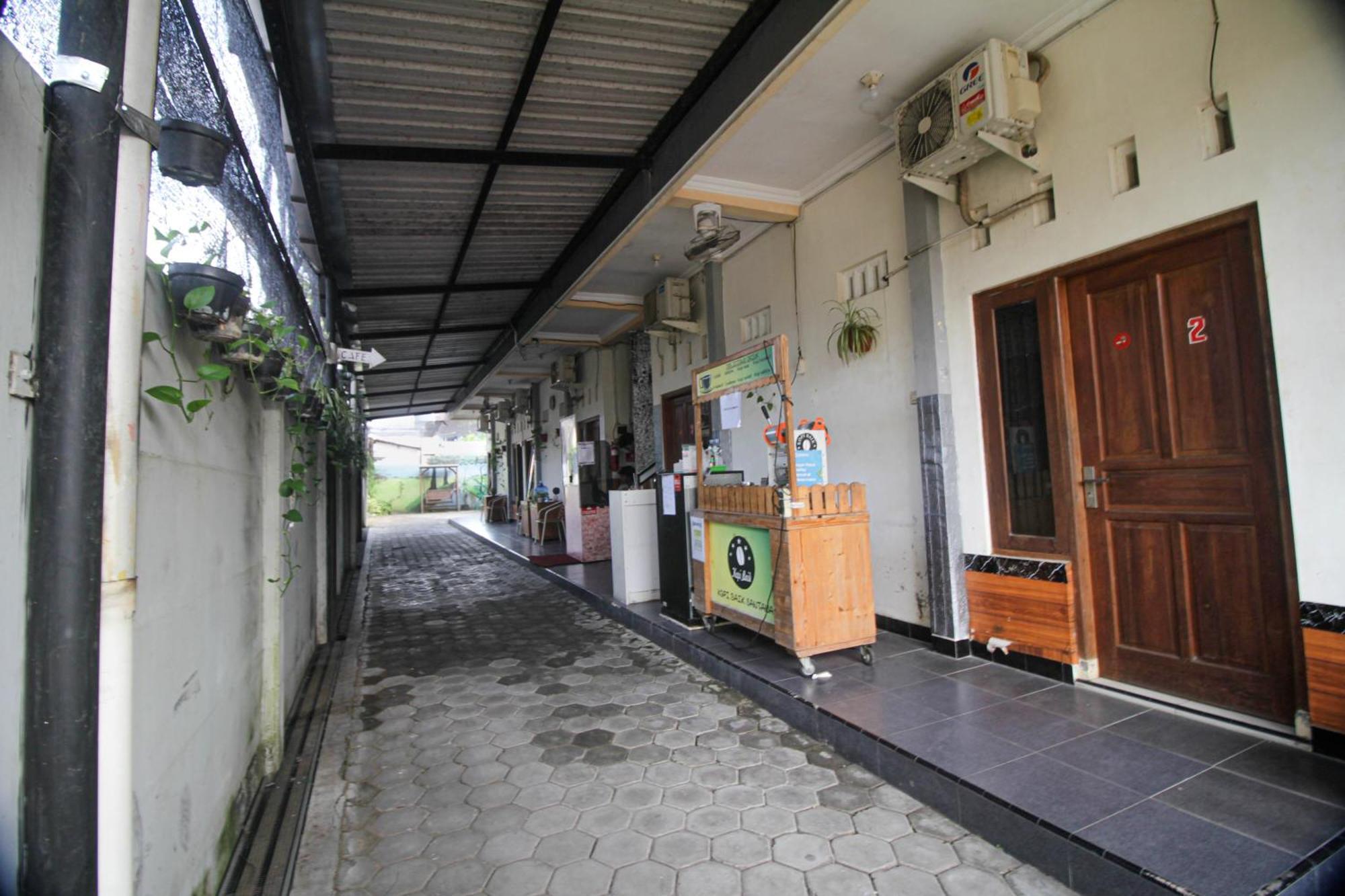 Super Oyo Capital O 2258 Santana Syariah Guest House 카르토수로 외부 사진