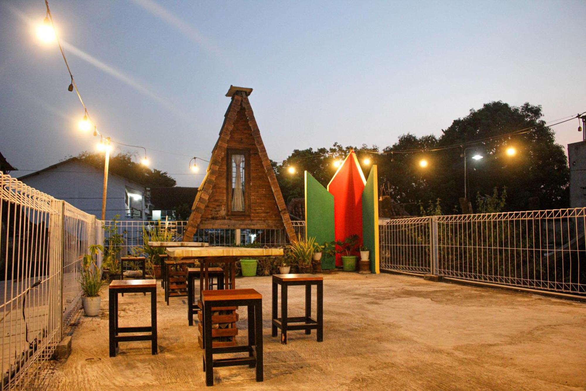Super Oyo Capital O 2258 Santana Syariah Guest House 카르토수로 외부 사진
